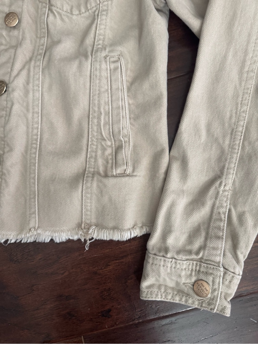 Cute 😍 Frayed Hem Denim Jacket - Picture 3 of 6